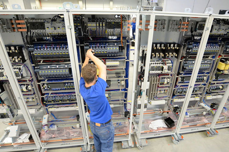 Techniker bei Arbeiten an einer geöffneten Schaltanlage